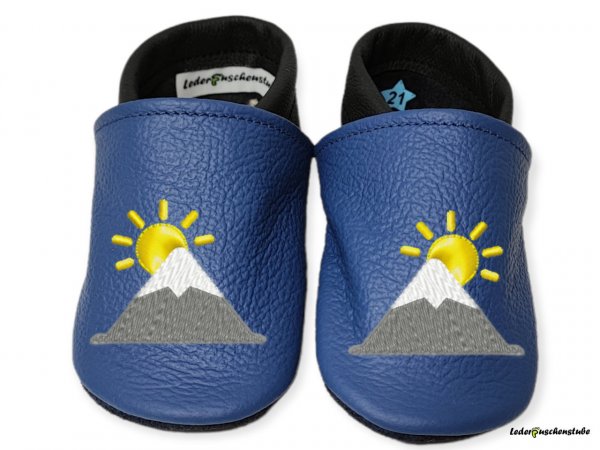 Designbeispiel Lederpuschen jeansblau-schwarz mit Stickerei Berg Sonne (weiß-steingrau-gelb)